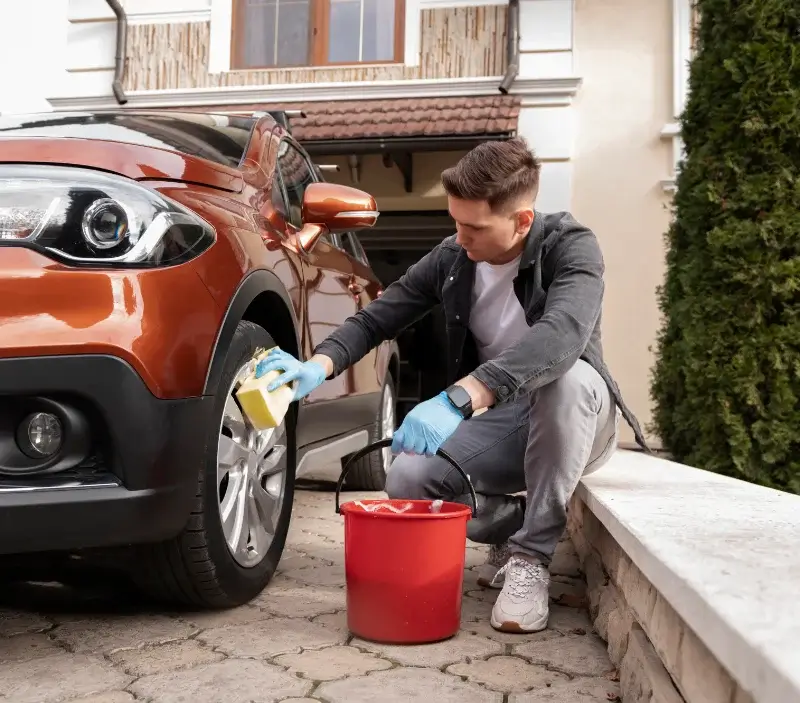 Lavage auto à domicile Quevauvillers : professionnel intervenant sur un véhicule